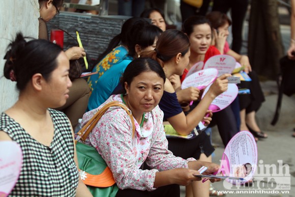 Sức "nóng" ngoài phòng thi đại học ảnh 10