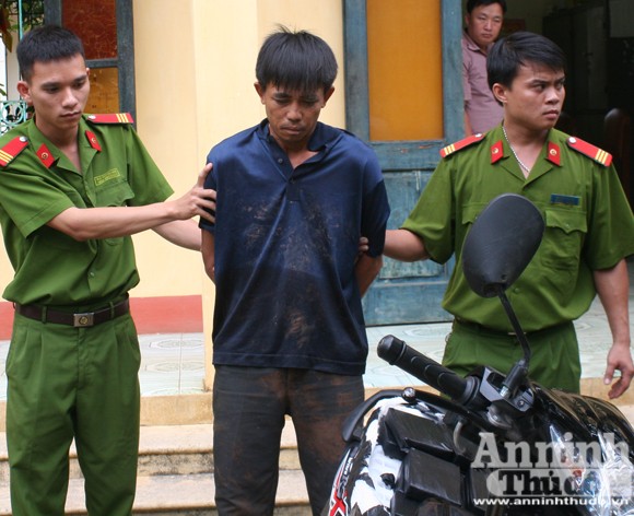 Giấu 10 bánh heroin dưới yên xe máy ảnh 1