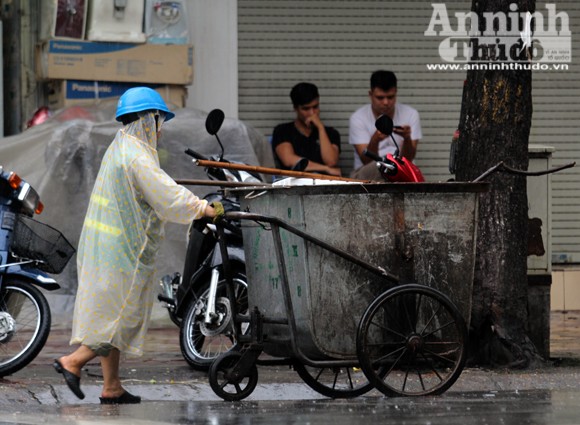 Người đàn bà ngủ phục trong cơn mưa Hà Nội ảnh 16