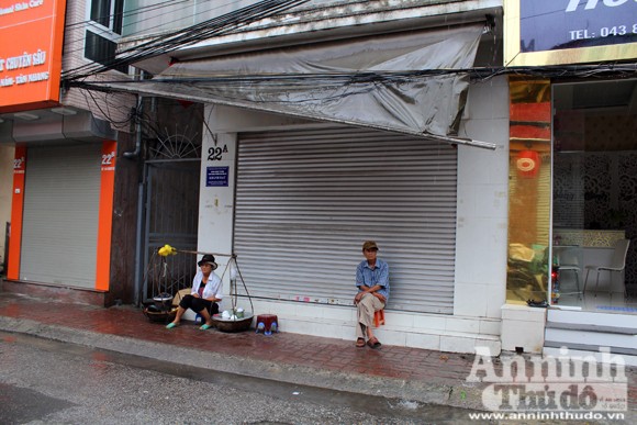 Người đàn bà ngủ phục trong cơn mưa Hà Nội ảnh 14