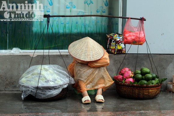 Người đàn bà ngủ phục trong cơn mưa Hà Nội ảnh 2