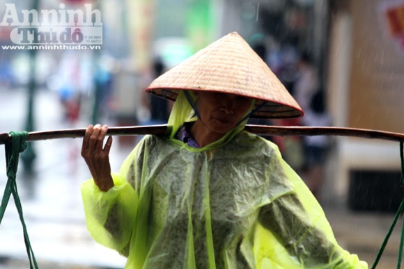 Người đàn bà ngủ phục trong cơn mưa Hà Nội ảnh 6