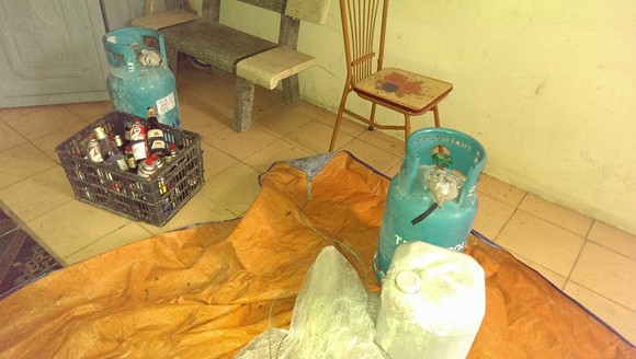 Hai anh em ruột dùng "bom" xăng, gas chống người thi hành công vụ ảnh 1