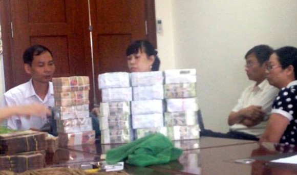 Bắt giam thủ quỹ và kế toán tham ô tiền tỷ ảnh 1