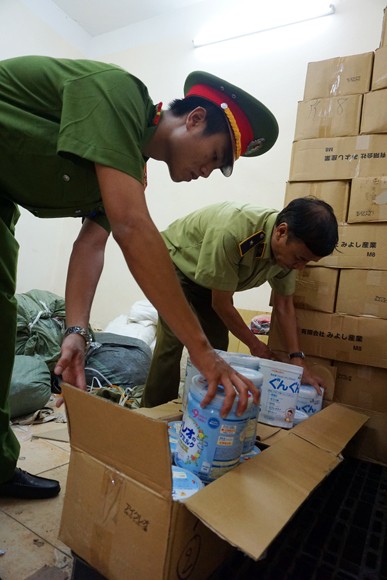 Tạm giữ gần 500 hộp sữa bột trẻ em mang nhãn mác Nhật Bản ảnh 1