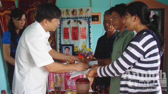 Truy tặng Huân chương dũng cảm cho học sinh 3 lần cứu bạn ảnh 1
