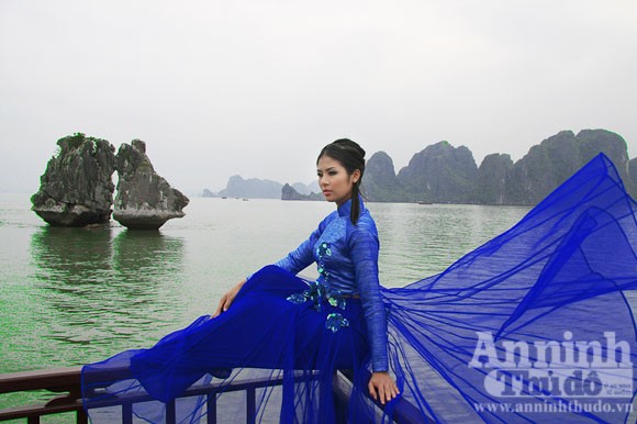 Ngọc Hân và Thuỳ Dung “đọ sắc” trên Vịnh Hạ Long ảnh 2