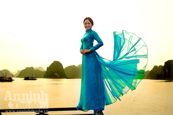Ngọc Hân và Thuỳ Dung “đọ sắc” trên Vịnh Hạ Long ảnh 4