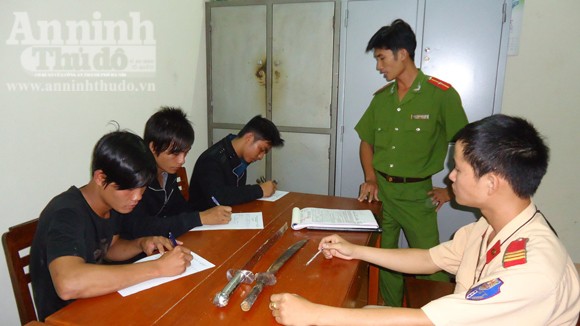 Ngăn chặn hàng chục vụ mang hung khí đi gây án ảnh 1