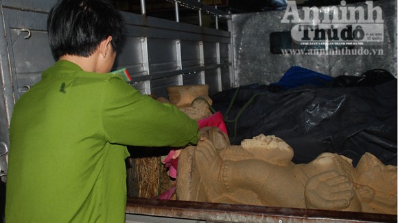 Bắt xe ôtô chở 10 cổ vật Chăm Pa ảnh 1