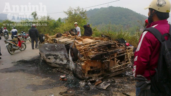 Xe ô tô 7 chỗ bốc cháy bí ẩn giữa đêm khuya ảnh 1
