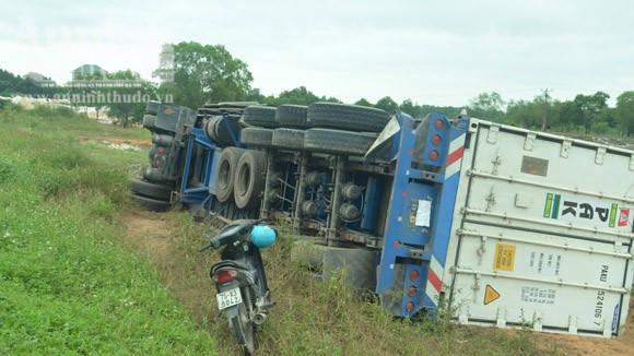 Tránh xe khách ngược chiều, xe container lao xuống hố cát ảnh 1