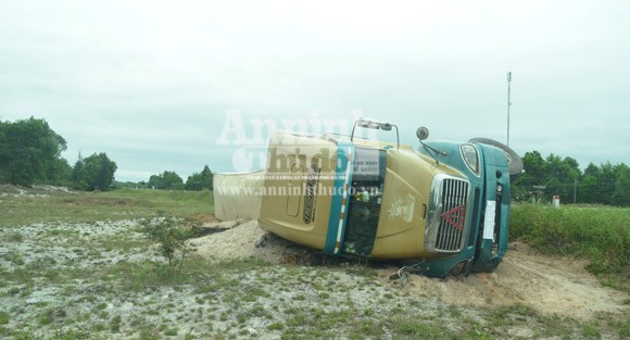 Tránh xe khách ngược chiều, xe container lao xuống hố cát ảnh 3