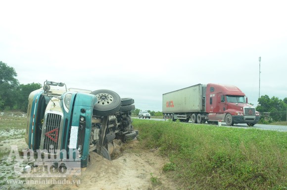 Tránh xe khách ngược chiều, xe container lao xuống hố cát ảnh 2