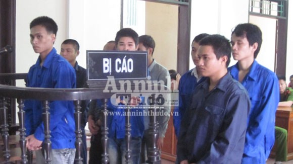 Dùng cán cuốc đánh vỡ sọ đối thủ giữa ban ngày ảnh 1