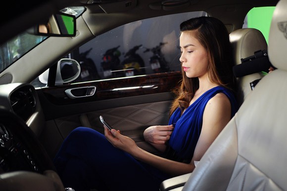 Hồ Ngọc Hà lái siêu xe đi quay quảng cáo ảnh 4