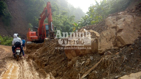 Lở đất nghiêm trọng, 5 công nhân thương vong ảnh 1