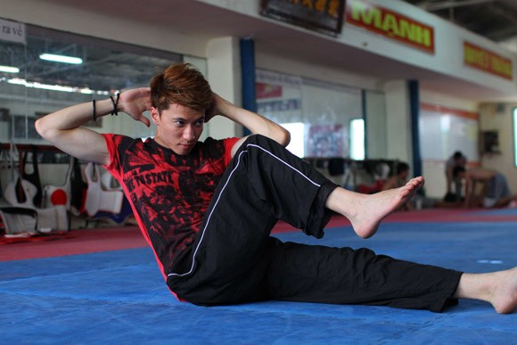 Hotboy S.T mướt mồ hôi tập luyện võ thuật ảnh 1