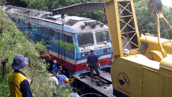 Va vào đá tảng, đầu tàu SE7 bị trật bánh ảnh 1