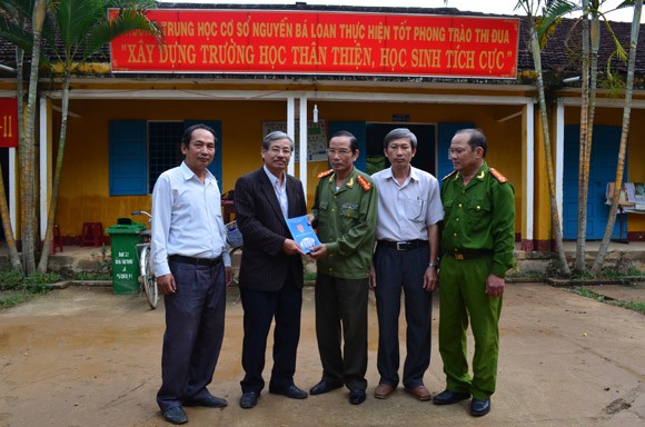 Thăm, tặng quà cho các trường bị thiệt hại nặng do lũ ảnh 2