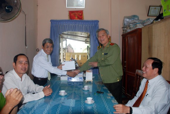 Thăm, tặng quà cho các trường bị thiệt hại nặng do lũ ảnh 1