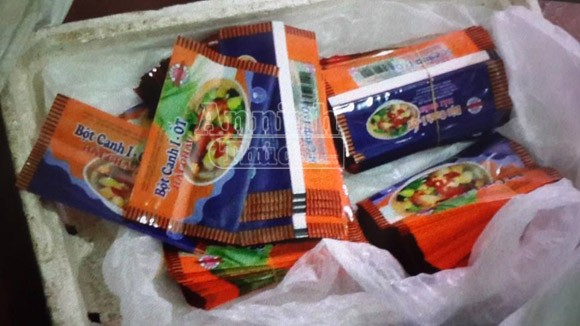 Phát hiện, thu giữ hàng ngàn gói bột canh i-ot, mì chính giả ảnh 2