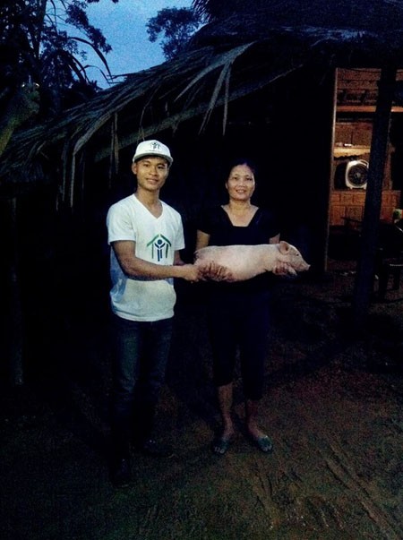 Hàng trăm con lợn, gà giống được trao tận tay người dân vùng lũ ảnh 2