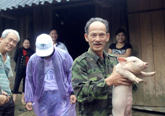 Hàng trăm con lợn, gà giống được trao tận tay người dân vùng lũ ảnh 3