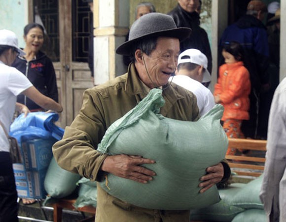 Hàng trăm con lợn, gà giống được trao tận tay người dân vùng lũ ảnh 7