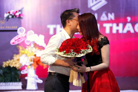 Người tình "đại gia" xuất hiện bên Thanh Thảo, đập tan tin đồn chia tay ảnh 1