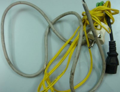 Chồng rình vợ tắm, gí điện vào cổ mưu sát ảnh 1