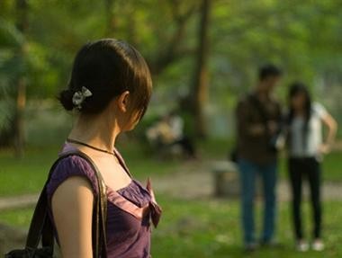 Vợ ngỡ ngàng nhìn chồng được cả gia đình tình nhân bảo vệ ảnh 1