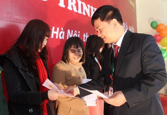 Trao “sổ đỏ” cho khách hàng mua chung cư Dương Nội ảnh 1