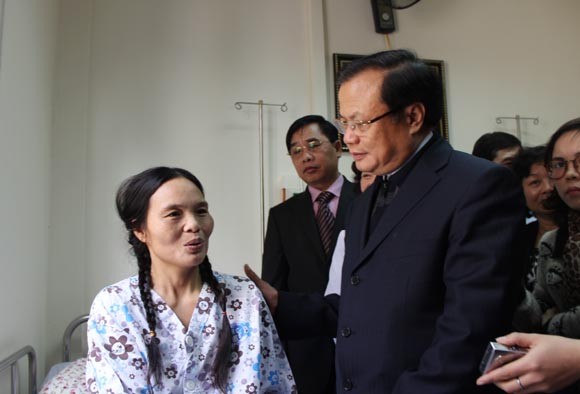 Bí thư Thành ủy Phạm Quang Nghị tới thăm bệnh nhân ghép thận ảnh 1