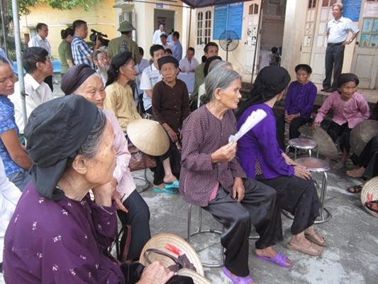 Khám chữa bệnh miễn phí, tặng quà thân nhân liệt sỹ, người có công ảnh 1