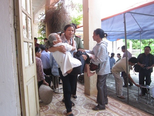 Khám chữa bệnh miễn phí, tặng quà thân nhân liệt sỹ, người có công ảnh 4