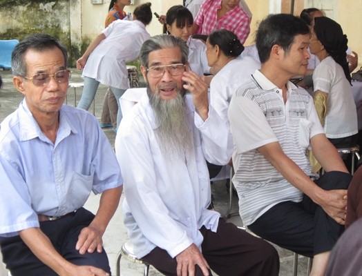 Khám chữa bệnh miễn phí, tặng quà thân nhân liệt sỹ, người có công ảnh 2