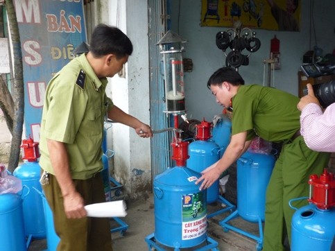 Phát hiện kho sản xuất cột bơm xăng mini vi phạm ảnh 2