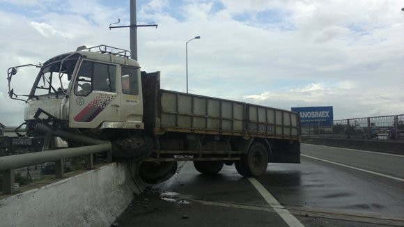 Hoảng hồn nhìn xe tải 5 tấn... vắt vẻo trên thành cầu ảnh 1