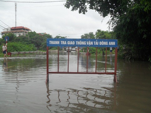 Quốc lộ "thảm hại" sau bão số 6 ảnh 3