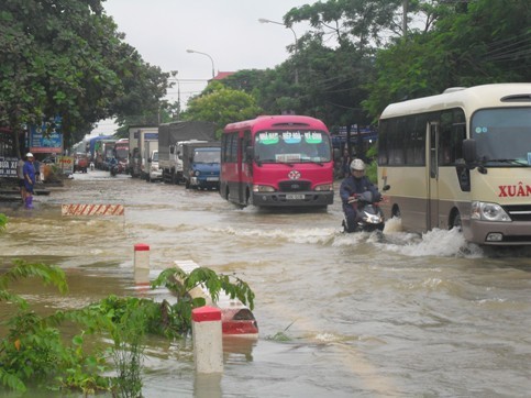Quốc lộ "thảm hại" sau bão số 6 ảnh 7
