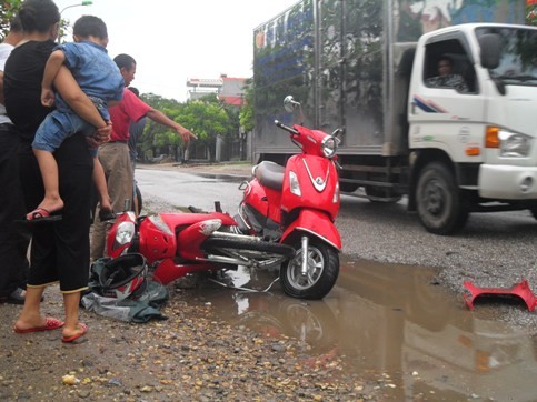 Quốc lộ "thảm hại" sau bão số 6 ảnh 11