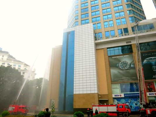 Diễn tập chữa cháy-cứu hộ tại tòa nhà Vincom Center Bà Triệu ảnh 3