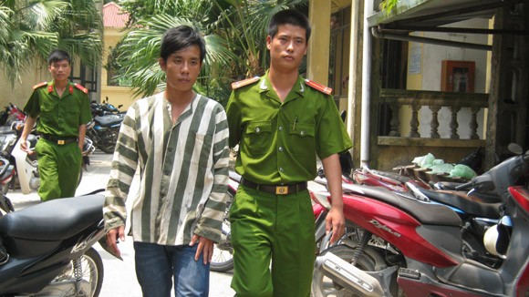 Phụ hồ cưỡng đoạt tài sản của học sinh ảnh 1