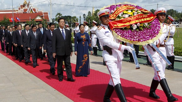 Keo sơn tình đoàn kết Việt - Lào ảnh 1