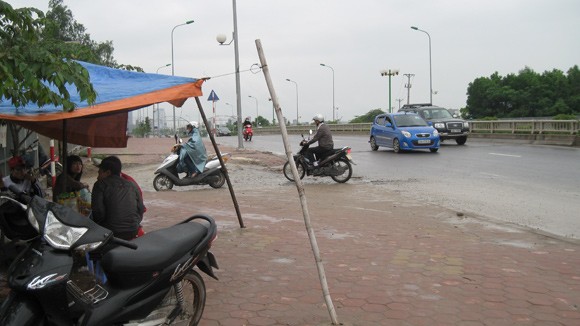 Rút súng nhựa dọa người can ngăn ảnh 1
