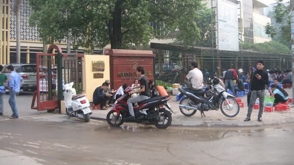 Chợ trước cổng trường đại học ảnh 1