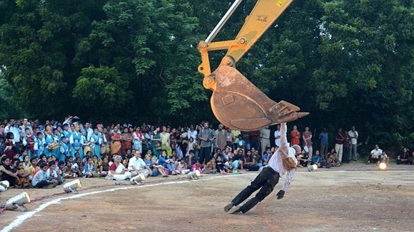 Khiêu vũ với xe xúc đất ảnh 1
