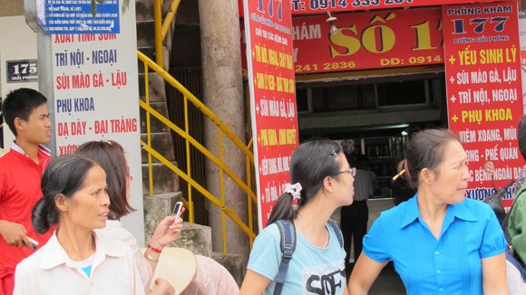 Vắng khách, bác sĩ xin nghỉ phép ảnh 1