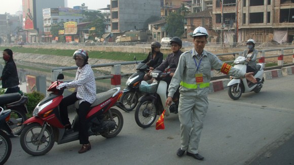Ùn tắc tại Hà Nội chủ yếu do xung đột dòng xe ảnh 1